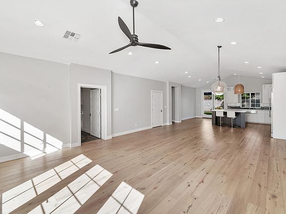 5th image of 4024 E Clarendon Ave