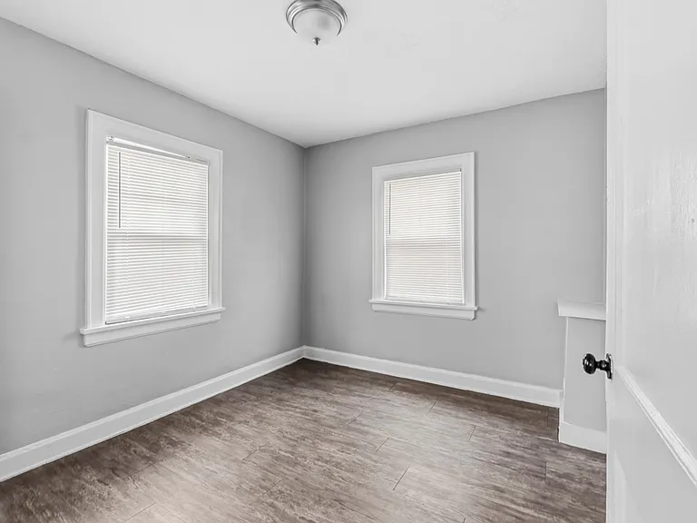 936 Whitby Rd — Photo 10