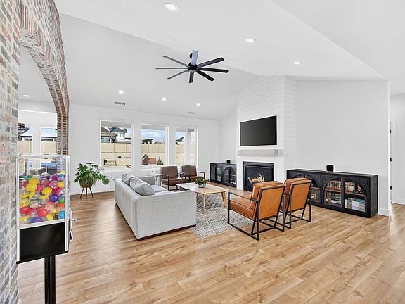 5th image of 3069 E Lakeside Dr