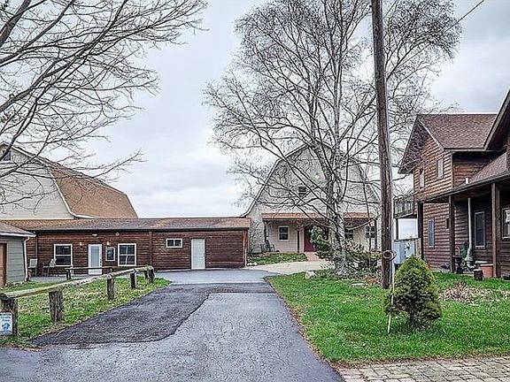 Barns are convenient to the main house.  Clinic space is located in the front of the barns.
