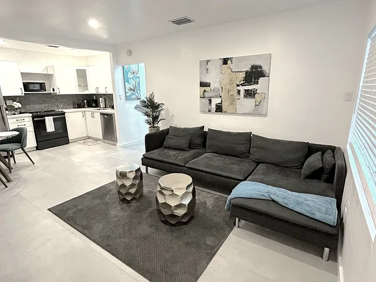 1215 NE 15th Ave #3 — Photo 2