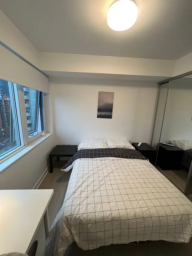 Deluxe Room - Lillian Street & Eglinton Avenue East — Photo 1