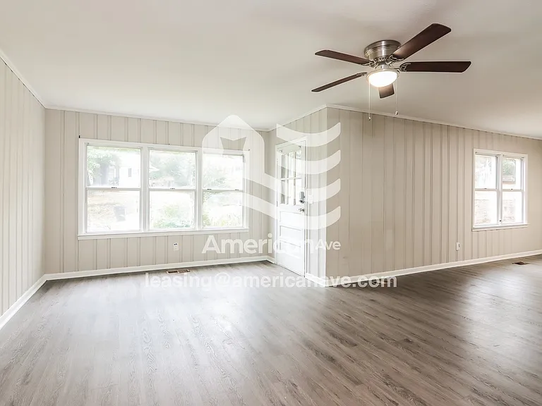 1363271_003_living_room_14176485.jpg