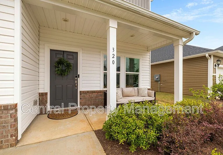320 Lavinia Cir — Photo 4