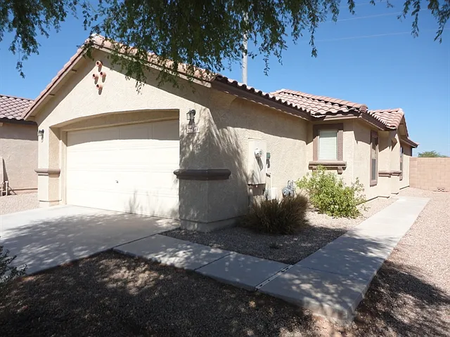 3 bed, 2.0 bath, 1107 sqft, $1,665 — Photo 1