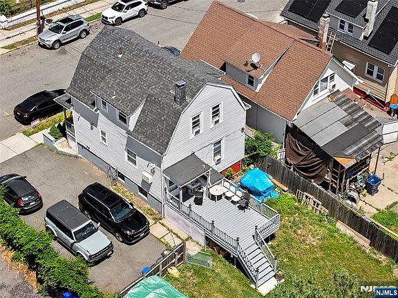 3rd image of 207 E 24th St