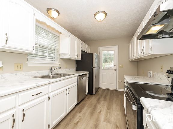 3rd image of 208 Riverwood Dr