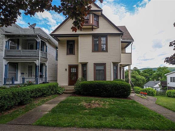 2nd image of 211 W 1st St