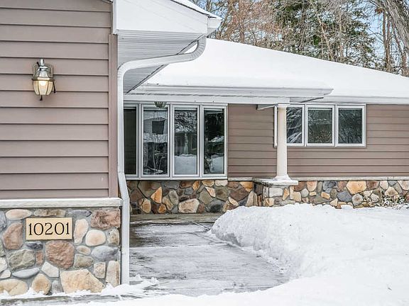 3rd image of 10201 Lakeview Dr W