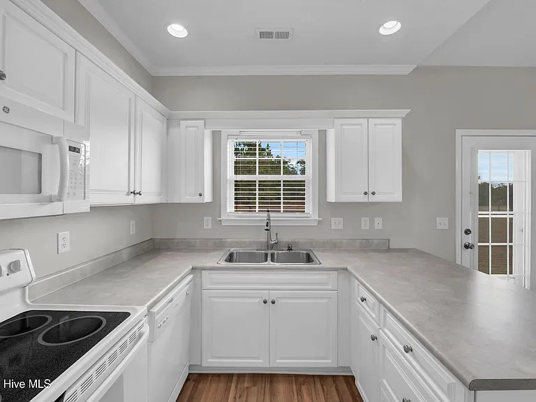 136 N Palm Dr — Photo 4