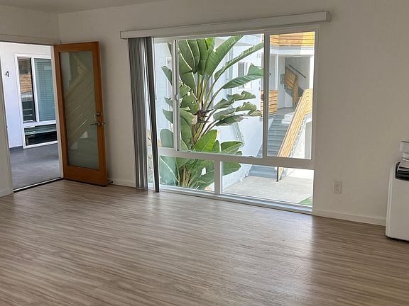 4th image of 4959 Romaine St #3