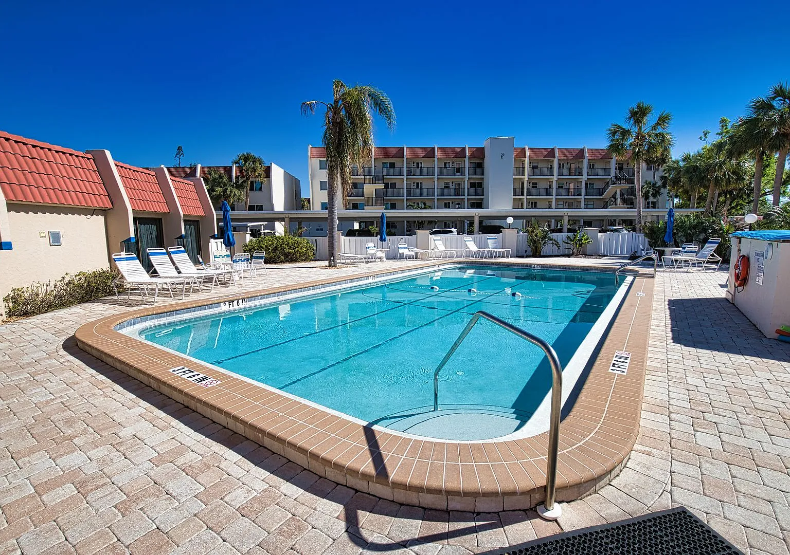 Annual Unfurnished 2 Bedroom 2 Bathroom First Floor Condo on Venice Island! — Photo 2