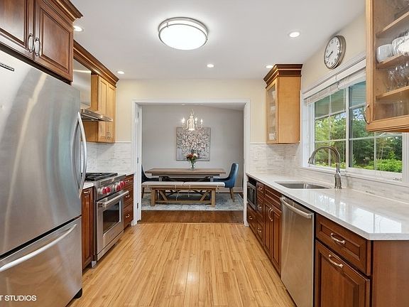 2nd image of 902 E Crabtree Dr