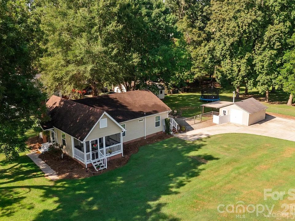 1st image of 555 Palmer Rd