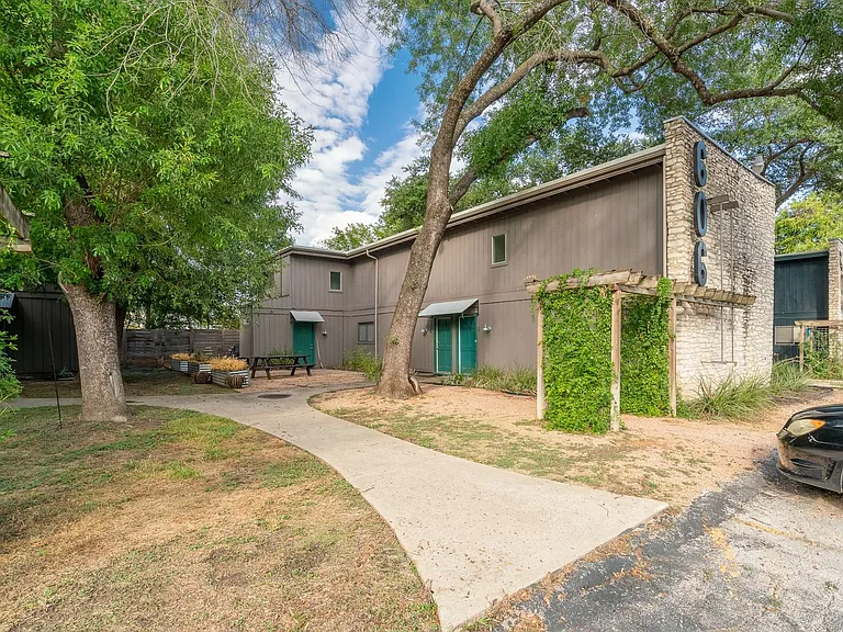 606 Franklin Blvd #A — Photo 2