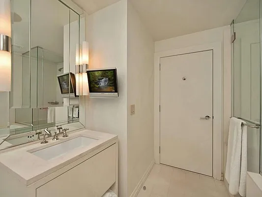 Rented by R New York | media 82