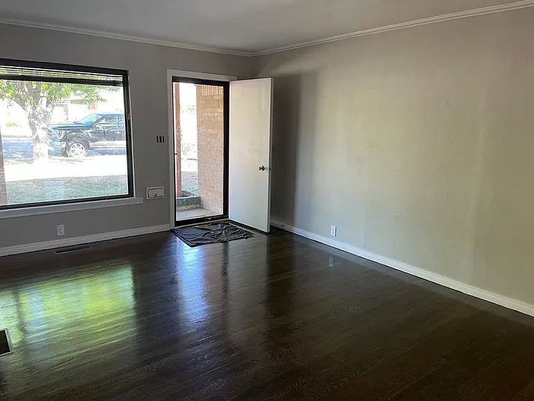 2030 Crockett St — Photo 2