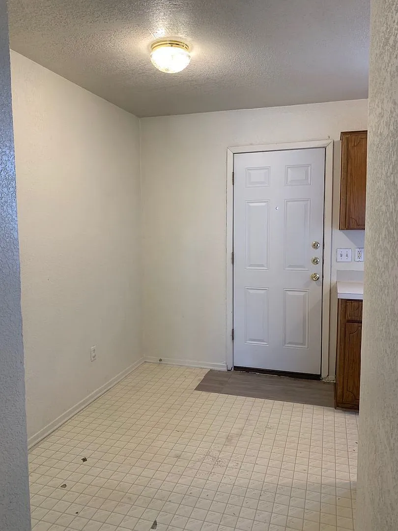 1110 Leslie — Photo 3