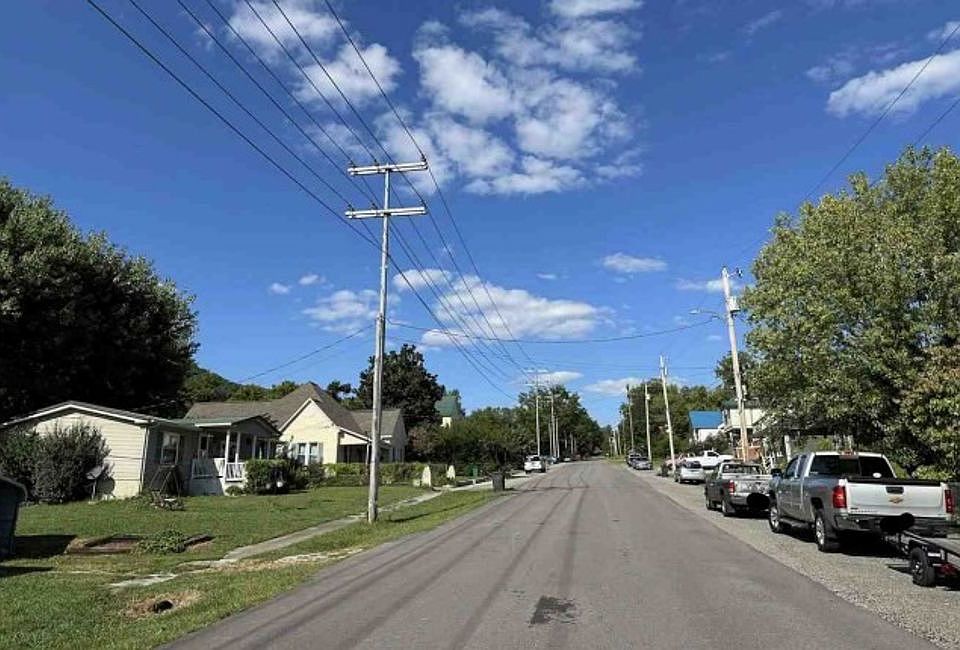 Exterior Neighborhood (street photo)