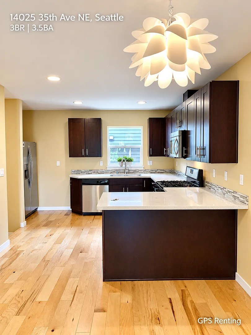 End-Unit 3-Bedroom, 3.5-Bathroom Townhome in Lake City — Photo 3