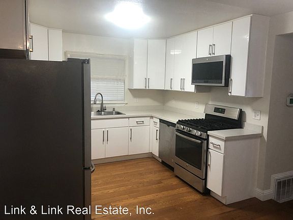 3rd image of 400 Acacia St