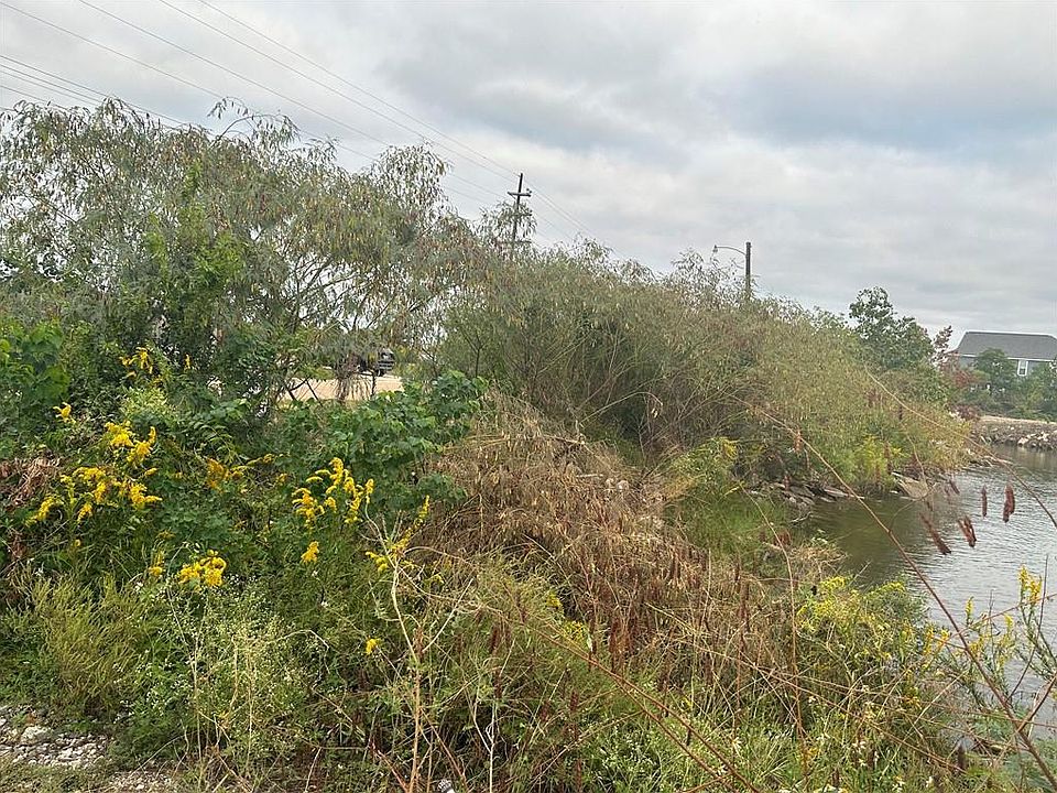 2nd image of 285 Lakeview Dr