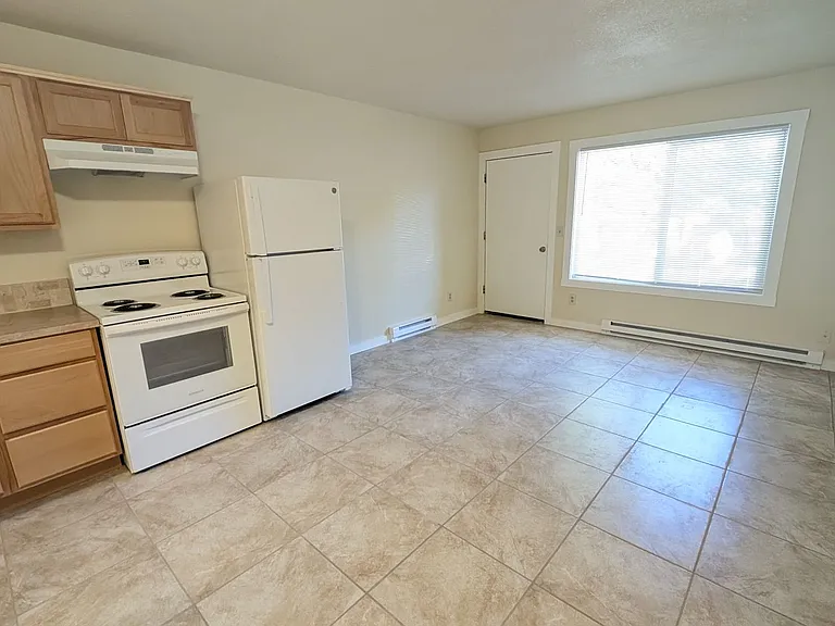 573 SE Walnut St — Photo 4