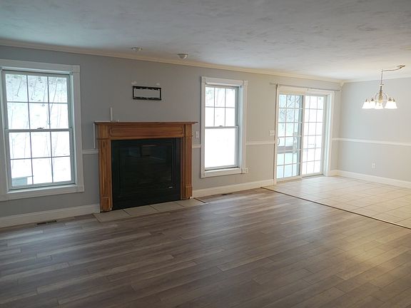 living room/dining area