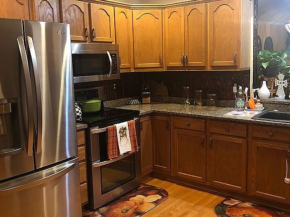 4th image of 45 Bentley Cir