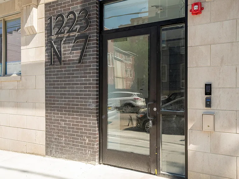 1222 N Marshall St — Photo 33