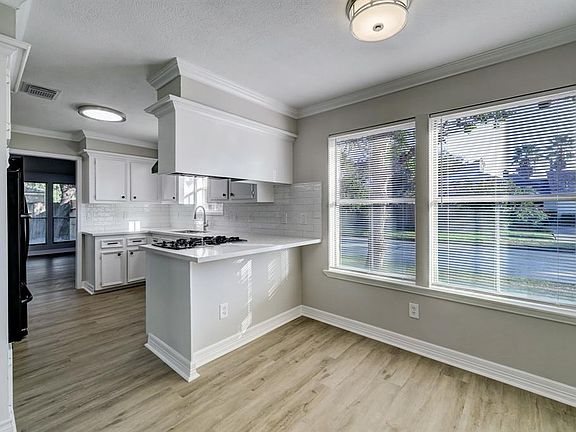 4th image of 402 Breeze Park Dr