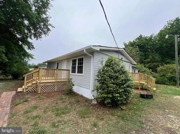 726 Courthouse Dr, Saluda, VA 23149