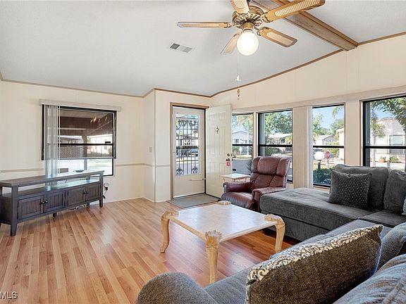 4th image of 605 Sunshine Ln