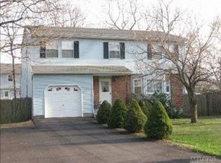 16 Ranch Dr, Shirley, NY 11967