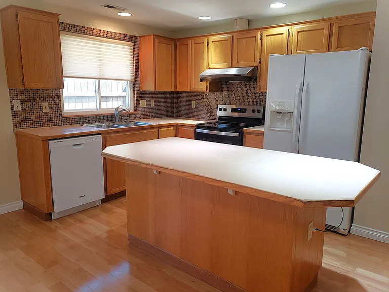 212 NE 175th Ave — Photo 10