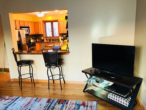 2nd image of 5965 N Northwest Hwy APT 202
