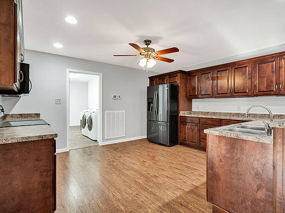 5th image of 225 Laurel Dr