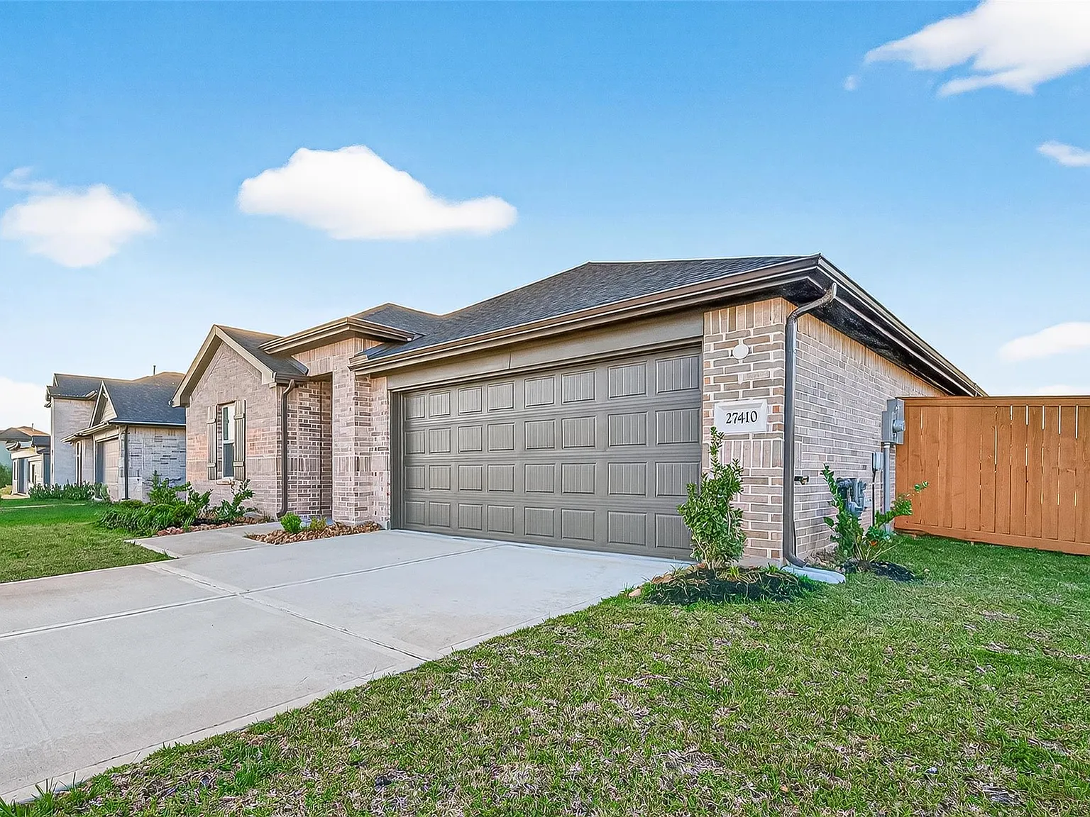 4 bed, 3.0 bath, 2041 sqft, $2,850 — Photo 2
