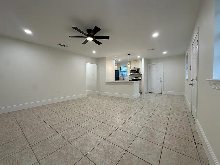 2723 Longwood Dr — Photo 7