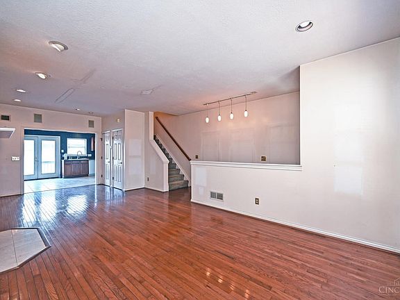 4th image of 938 Weninger Cir