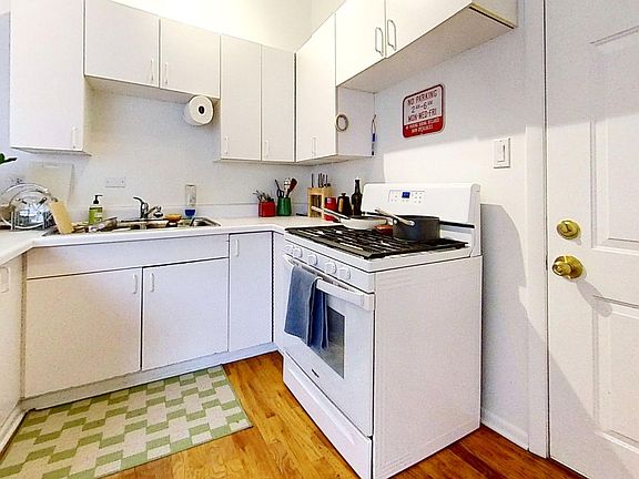 3rd image of 900 W Gunnison St #304