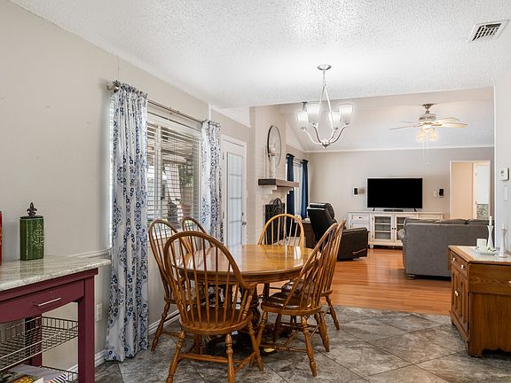 5th image of 301 Gloria St