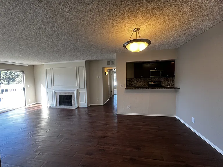 Versailles on the Lake Apartments — Photo 15