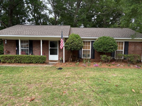 405 Circle Dr