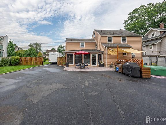 5th image of 719 Locust St