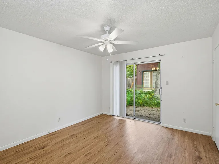 2314 Parker Ln — Photo 10