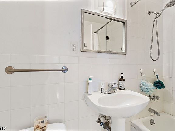 3rd image of 285 Aycrigg Ave APT 18E