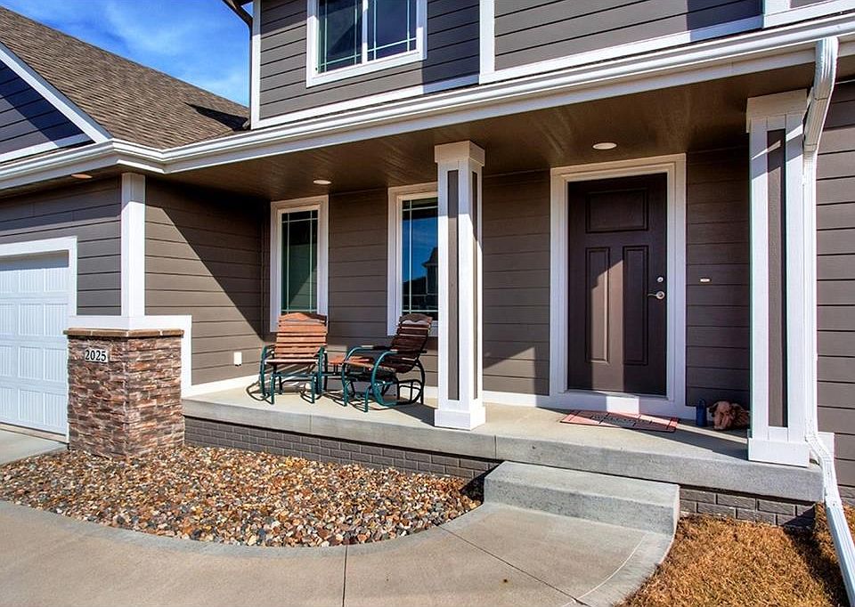 2nd image of 2025 SE Greentree Dr