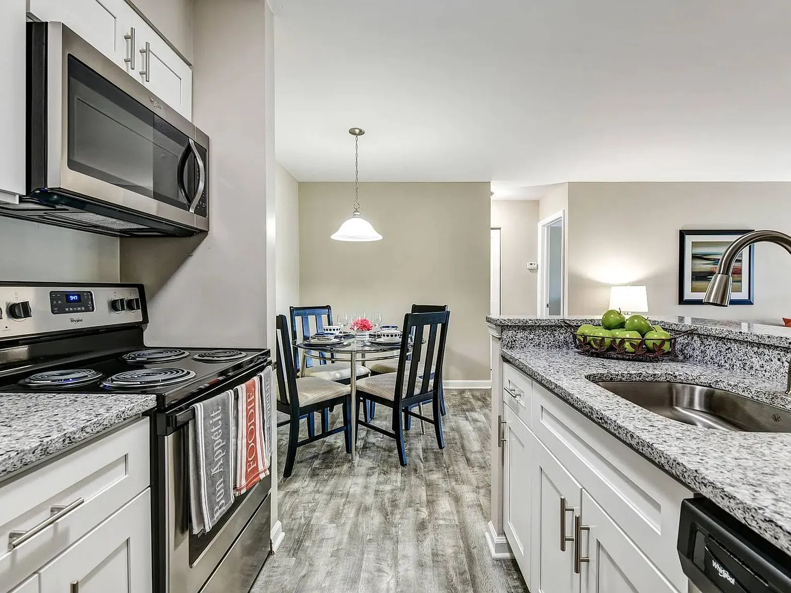 Hunt Club Apartments — Photo 1