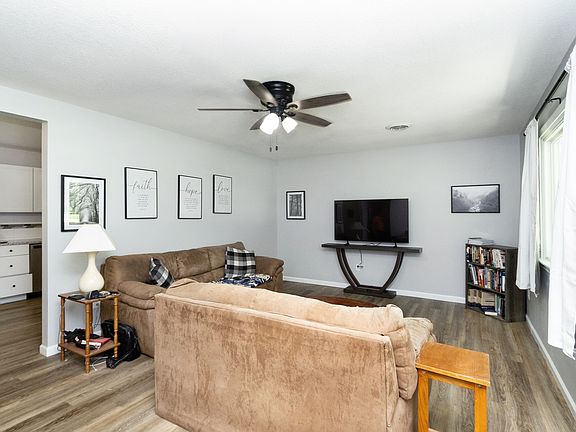 5th image of 8945 Glendale Cir